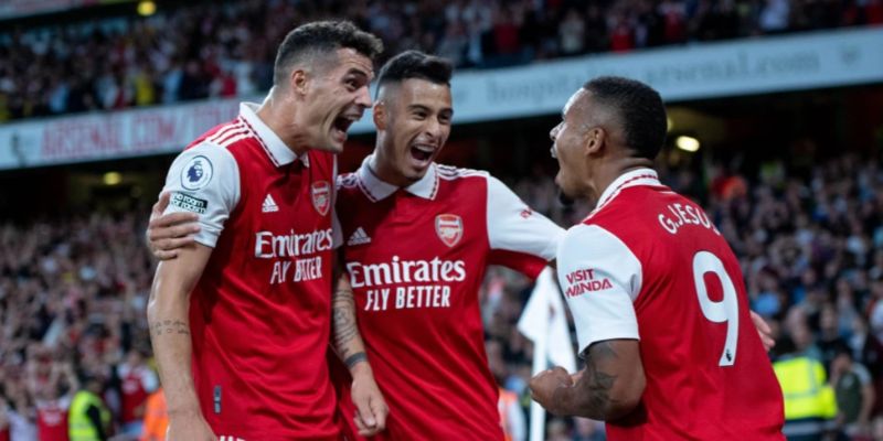 Các huyền thoại của Arsenal tạo nên các pha địa chấn