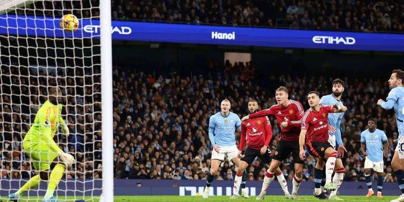 Trận derby Manchester kịch tính, Manchester City để thua 1-2 trước Man United